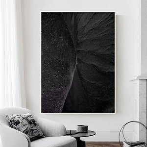 Puede incluir: Fotograf&iacute;a abstracta en blanco y negro de un paisaje rocoso. La imagen est&aacute; dividida en dos, un lado muestra un primer plano de una superficie rocosa texturizada y el otro lado muestra una vista m&aacute;s distante de la misma formaci&oacute;n rocosa.