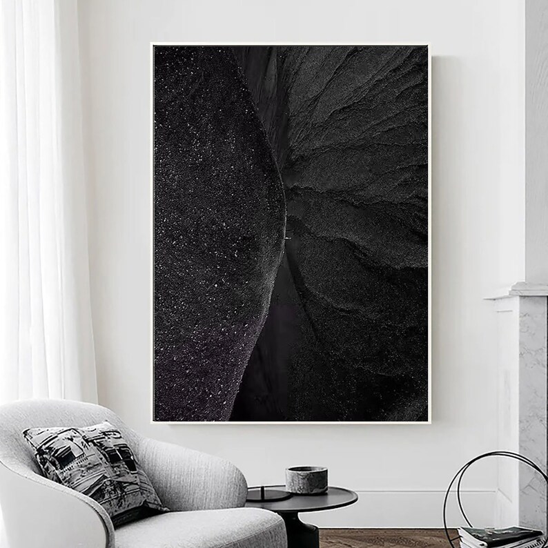 Puede incluir: Fotograf&iacute;a abstracta en blanco y negro de un paisaje rocoso. La imagen est&aacute; dividida en dos, un lado muestra un primer plano de una superficie rocosa texturizada y el otro lado muestra una vista m&aacute;s distante de la misma formaci&oacute;n rocosa.