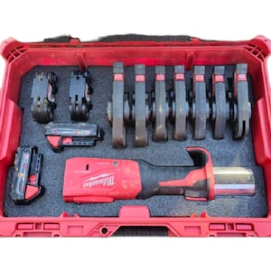Prensa Milwaukee M18 Force Logic ProPress com mandíbulas Streamline ACR e inserto de espuma Kaizen para embalagem.