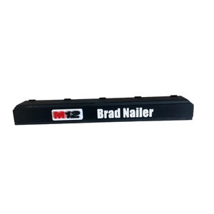 K&ouml;nnte beinhalten: Schwarzer Kunststoffkoffer mit einem wei&szlig;en Etikett mit der Aufschrift "Brad Nailer" und einem roten und wei&szlig;en Etikett mit der Aufschrift "M12".