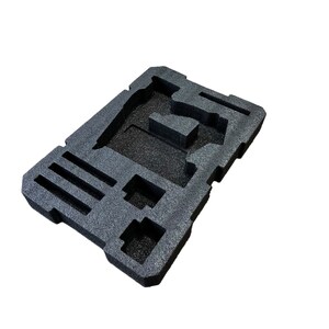 Puede incluir: Un inserto de espuma negro con recortes para varias herramientas. El inserto tiene una forma rectangular y est&aacute; dise&ntilde;ado para caber dentro de un estuche de transporte.