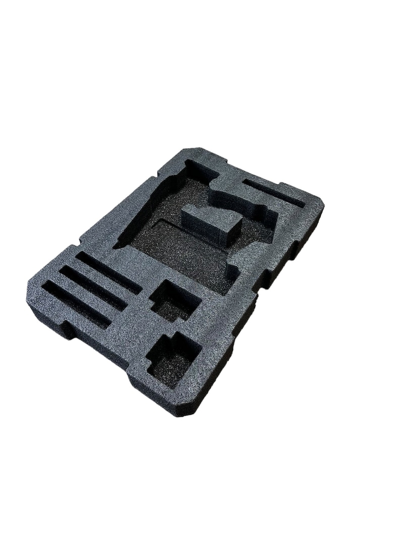 Puede incluir: Un inserto de espuma negro con recortes para varias herramientas. El inserto tiene una forma rectangular y est&aacute; dise&ntilde;ado para caber dentro de un estuche de transporte.