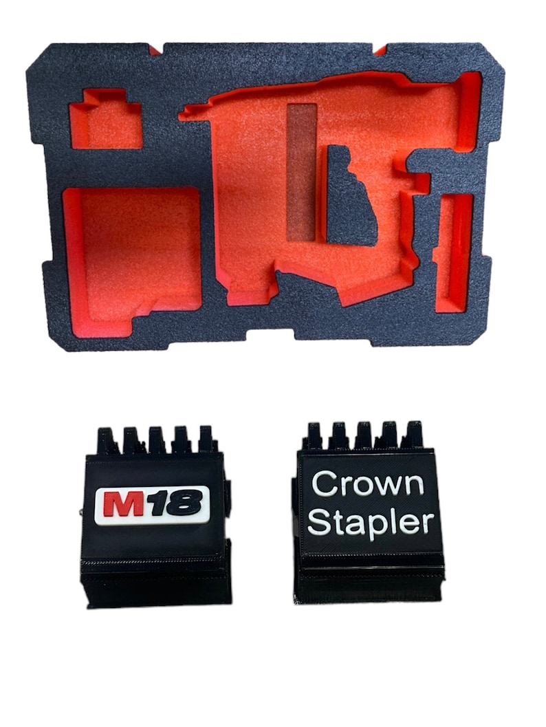 Puede incluir: Una caja de espuma negra con un interior rojo, dise&ntilde;ada para contener una herramienta el&eacute;ctrica. La caja tiene dos compartimentos separados, uno etiquetado como "M18" y el otro como "Crown Stapler".