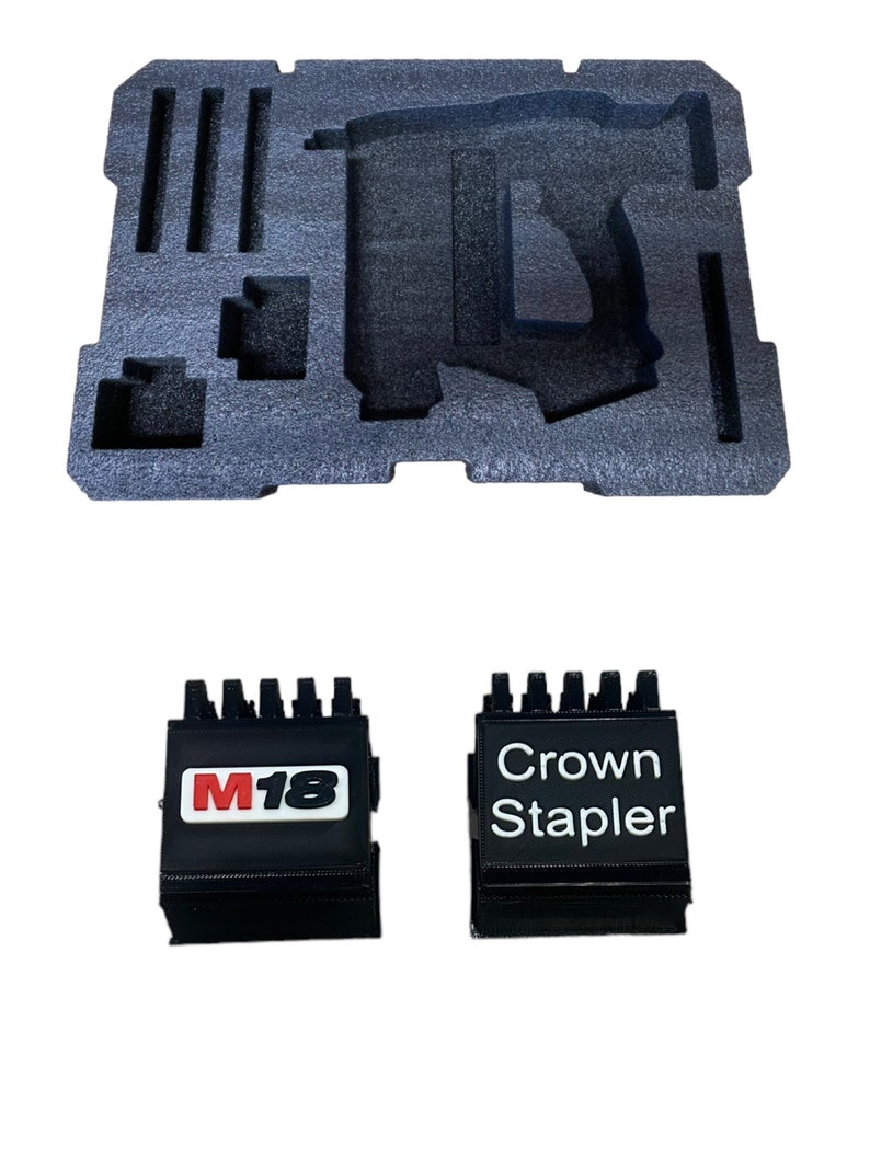 Puede incluir: Dos cajas de herramientas negras con un inserto de espuma. Una caja tiene el texto "M18" en letras rojas y blancas. La otra caja tiene el texto "Crown Stapler" en letras blancas.