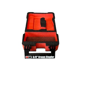 Può includere: Una valigetta di trasporto rossa e nera con un interno in schiuma e una maniglia nera. La valigetta ha la scritta "M12 3/8" Crown Stapler" stampata sulla maniglia.
