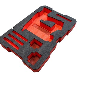 Puede incluir: Inserto de espuma rojo y negro con m&uacute;ltiples recortes para herramientas y otros art&iacute;culos. El inserto est&aacute; dise&ntilde;ado para caber dentro de un estuche de transporte.
