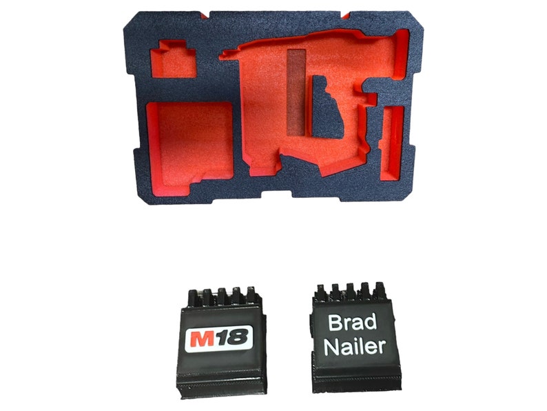Puede incluir: Una caja de espuma negra con un recorte interior rojo para una herramienta. La caja tiene dos etiquetas, una que dice "M18" y la otra que dice "Brad Nailer".