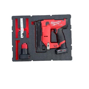 K&ouml;nnte beinhalten: Ein roter und schwarzer Milwaukee FUEL Akku-Nagler mit schwarzem Akku und einer roten und schwarzen Tragetasche.