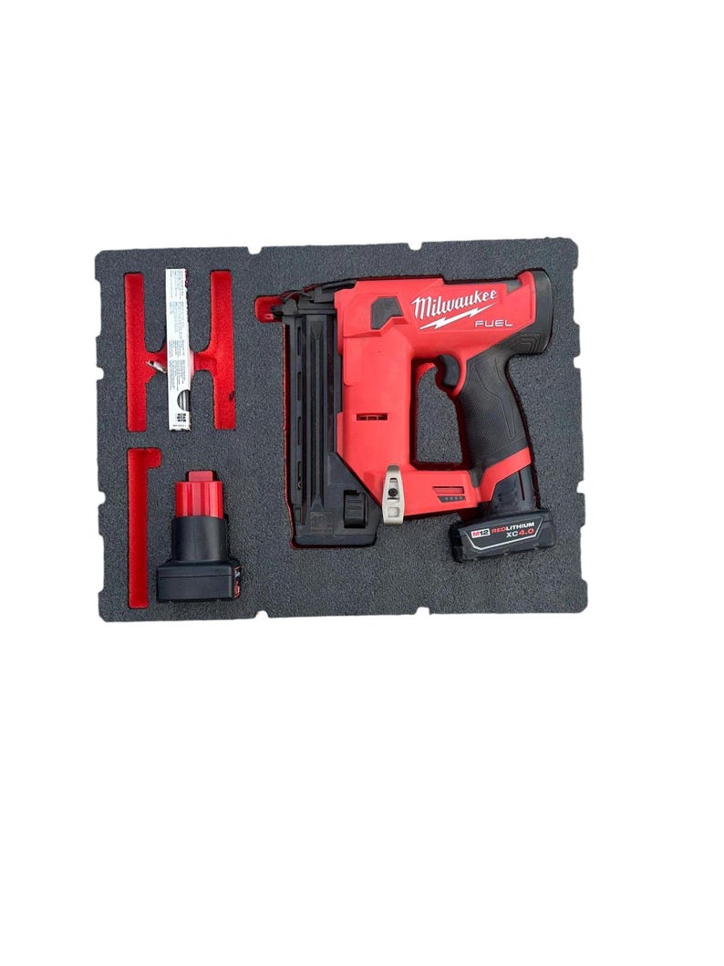 K&ouml;nnte beinhalten: Ein roter und schwarzer Milwaukee FUEL Akku-Nagler mit schwarzem Akku und einer roten und schwarzen Tragetasche.