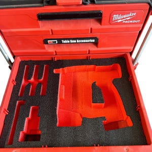K&ouml;nnte beinhalten: Rote Milwaukee Packout Werkzeugbox mit schwarzem Schaumstoffeinsatz. Der Einsatz hat einen Ausschnitt f&uuml;r ein Elektrowerkzeug. Die Box tr&auml;gt ein Etikett mit der Aufschrift "Table Saw Accessories".