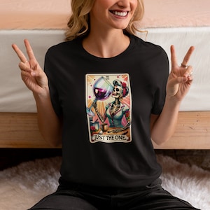 Camiseta Just the One, Regalo de cumpleaños, Regalo de Navidad, Regalo del Día de la Madre, Camiseta divertida de vino, Camiseta de Escorpio, Camiseta divertida de cartas del tarot