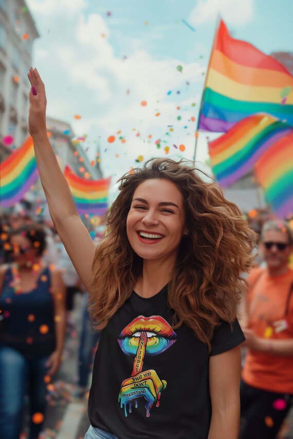 Vector La Stampa Per La Maglietta Con L'arcobaleno Luminoso Del Lgbt Di Orgoglio 104503339