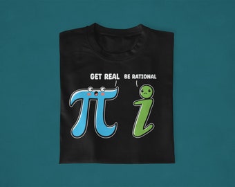 Può includere: Maglietta nera con una grafica blu e verde dei simboli matematici pi e i. Il testo "Get Real Be Rational" è sopra la grafica.