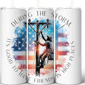 Könnte beinhalten: Ein weißer Becher mit einer Grafik eines Elektrikers, der an einer Stromleitung arbeitet, vor einem Aquarell-Hintergrund der amerikanischen Flagge. Der Text lautet "Während des Sturms ist es gut, Freunde an hohen Orten zu haben."