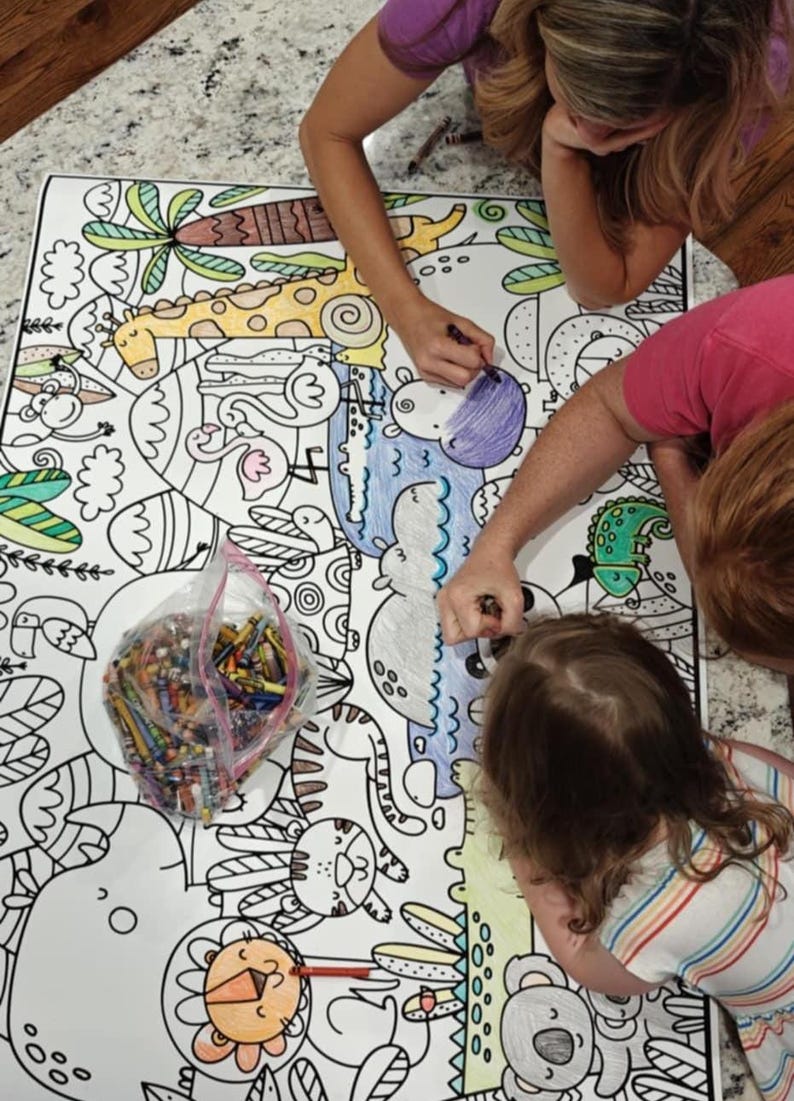 Pu&ograve; includere: Un grande poster da colorare in carta bianca con contorni neri di vari animali, tra cui una giraffa, ippopotami e un leone, accompagnato da un sacchetto di plastica trasparente pieno di pastelli a cera colorati assortiti per attivit&agrave; creative.