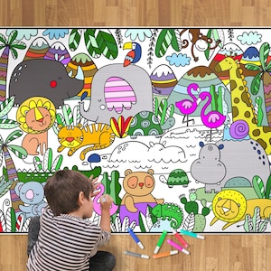 Pu&ograve; includere: Un grande poster da colorare che raffigura una scena nella giungla con un rinoceronte, un elefante, un leone, una tigre, una giraffa, fenicotteri e altri animali. L'illustrazione include montagne, palme e varie piante, offrendo contorni dettagliati in bianco e nero.