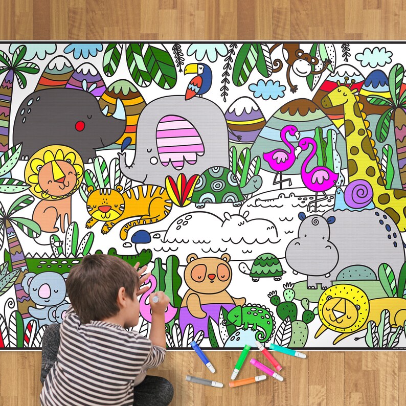 Pu&ograve; includere: Un grande poster da colorare che raffigura una scena nella giungla con un rinoceronte, un elefante, un leone, una tigre, una giraffa, fenicotteri e altri animali. L'illustrazione include montagne, palme e varie piante, offrendo contorni dettagliati in bianco e nero.