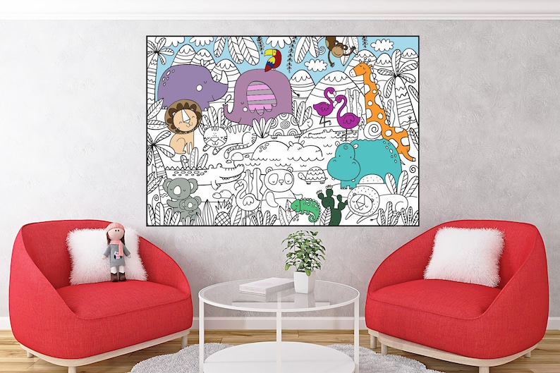 Pu&ograve; includere: Una grande stampa artistica rettangolare da parete con un disegno a linee bianche e nere di una scena nella giungla con vari animali. Alcuni animali sono colorati in tonalit&agrave; viola, arancione, rosa, verde e verde acqua, tra cui un leone, un elefante, una giraffa e un ippopotamo.
