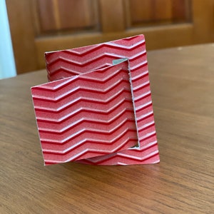 Bracciale in pelle goffrata Chevron metallizzato rosso pallido - Chiusura con bottone passante