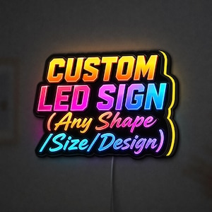 Może przedstawiać: Prostokątny, niestandardowy znak LED z zaokrąglonymi krawędziami, czarnym tłem i świecącym tekstem. Słowa CUSTOM LED SIGN są napisane pogrubioną czcionką z gradientem od żółtego do pomarańczowego, a (Any Shape/Size/Design) jest różowo-niebieskie.