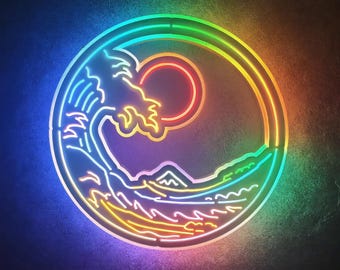 Può includere: Un'insegna al neon con un design circolare raffigurante un'onda, una montagna e un sole. L'insegna ha un gradiente arcobaleno, con colori tra cui verde, giallo, arancione e rosso. Il design ricorda l'arte giapponese.