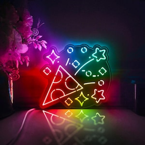 Può includere: Un cartello al neon con uno schema di colori arcobaleno che rappresenta un cappello da festa con coriandoli e stelle. Il cartello è illuminato e proietta un bagliore colorato sulla superficie sottostante.