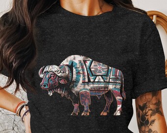 Camiseta con estampado de arte de búfalo tribal, camiseta con diseño de animales occidentales boho, top de búfalo inspirado en los nativos americanos del desierto azteca, regalo para amantes de la vida silvestre
