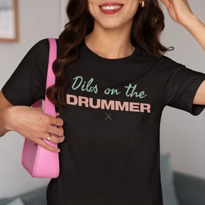 Dibs sul batterista, T-shirt della band, Camicia fidanzata batterista divertente, Camicie musicali per batterista, Regalo musicista, Camicia fidanzata Roadie batterista