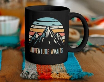 L'aventure vous attend, tasse à café coucher de soleil rétro, tasse de vacances, cadeau de camping, tasse aventure, tasses de camping, tasse montagne, tasse randonneur, tasse amoureux de la nature
