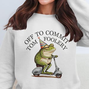 Rolig Grodskoter-tröja, Off To Commit Tom Foolery, Söt mysig tröja, Humoristisk djurtröja, Roliga Weirdcore-ordspråk