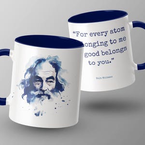 Peut inclure: Une tasse en céramique blanche avec un bord et une poignée bleus. La tasse présente une illustration aquarelle d'un homme barbu avec une citation de Walt Whitman : "Pour chaque atome qui aspire à moi, le bien appartient à toi."
