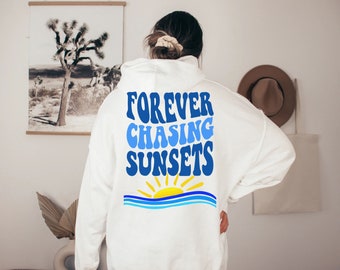 Moletom com capuz Forever Chasing Sunsets, camisa de praia, camisas de verão, camisas retrô vintage de verão, vibrações para amantes do pôr do sol de verão, presente de férias em família