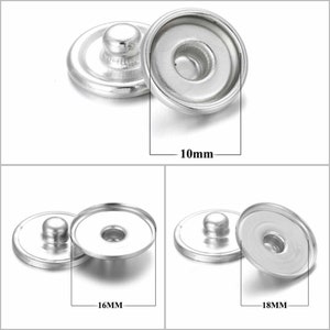 Könnte beinhalten: Drei Sätze silberner Druckknöpfe in verschiedenen Größen: 10 mm, 16 mm und 18 mm. Jedes Set enthält zwei Teile, eines mit einem Stift und eines mit einer Buchse.