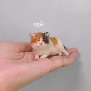 Made to order – Needle Felted Calico Cat – Miniature Pet for Blythe, Qbaby, 1/6 BJD Dolls | Dollhouse Animal