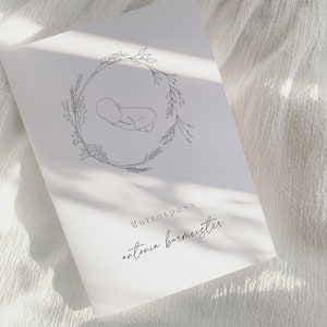 Personalisierte Mutterpass-Hülle in minimalistischem Stil mit Zusatzfach für Ultraschallbilder, Rezepte etc. Deutsche Maße.