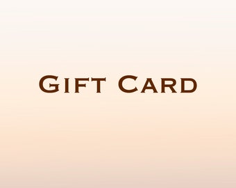 Może przedstawiać: Karta podarunkowa z tekstem "GIFT CARD" w brązowych literach na tle z przejściem od białego do brzoskwiniowego.