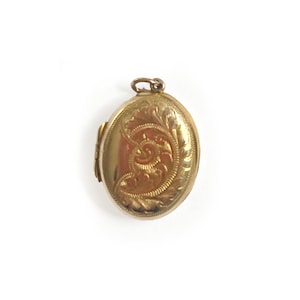 Lovely Small 9ct Gold  Oval Etched Locket with Original Photos