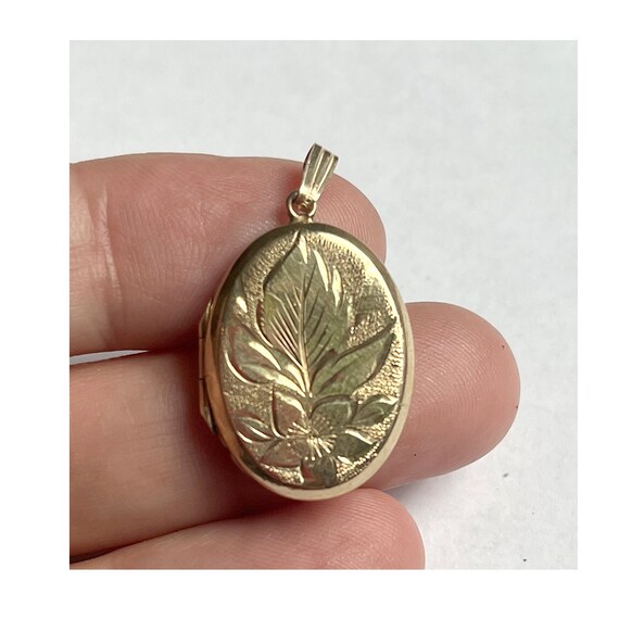 Antique Etched Oval 9ct Gold Locket Gem
