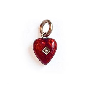 Pequeño dije antiguo de corazón rojo con esmalte y perla en oro de 14 quilates