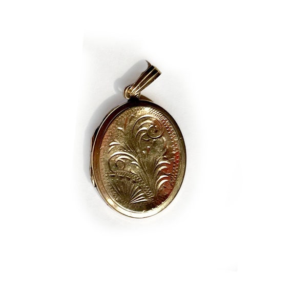 Vintage Etched Oval 9ct Gold Marked Locket - image 1