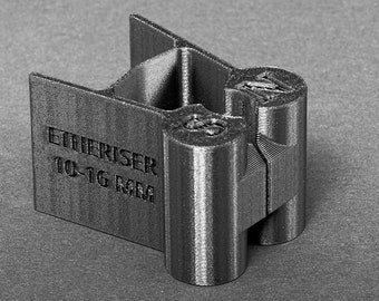 Può includere: Uno strumento in plastica nera stampato in 3D per serrare e allentare dadi e bulloni da 10-16 mm. Lo strumento è etichettato "EMERSER 10-16 6MM".
