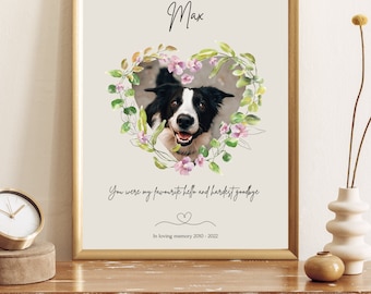 Puede incluir: Una impresión enmarcada con una corona de corazón de acuarela que rodea una foto de un perro blanco y negro. El texto "Max" está en la parte superior de la impresión. El texto "You were my favourite hello and hardest goodbye" está debajo de la foto. El texto "In loving memory 2010 - 2022" está en la parte inferior de la impresión.