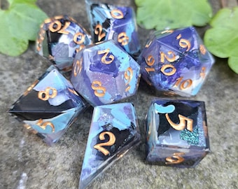 Electric Storm - handmade 7-piece sharp edged diceset for ttrpg, dungeons and dragons, pathfinder, daggerheart