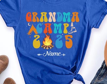 Gepersonaliseerde 2025 zomerkamp T-shirt, oma kamp shirt, opa kamp shirt, grootouders kamp 2025 shirts, bijpassende neef shirts