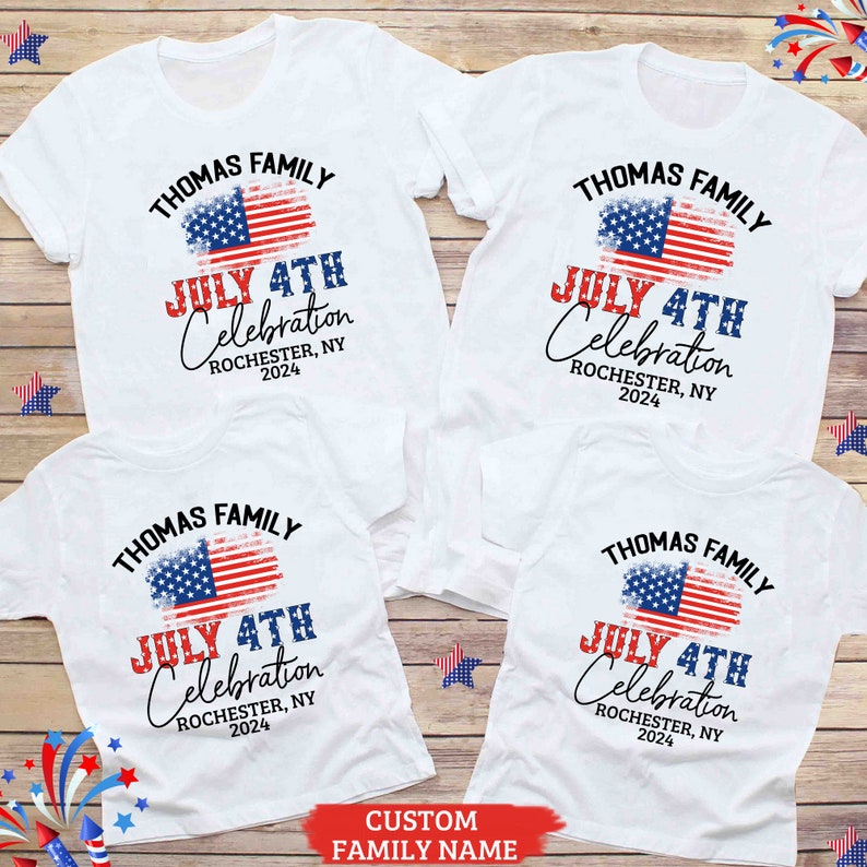 K&ouml;nnte beinhalten: Vier wei&szlig;e T-Shirts mit einem rot-wei&szlig;-blauen amerikanischen Flaggen-Design. Die Shirts zeigen den Text "Thomas Family July 4th Celebration Rochester, NY 2024".