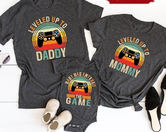 Camiseta personalizada "Papá y mamá subieron de nivel", camiseta "El bebé ha entrado al juego", regalo vintage para papá gamer, camiseta a juego para papá y bebé