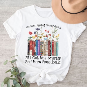 Ich überlebte beim Lesen verbotener Bücher Alles, was ich bekam, war klüger und einfühlsamer Shirt, Floral Bücher Shirt, Leseliebhaber Shirt, Geschenk für Bibliothekarin
