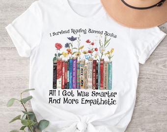 Sobreviví leyendo libros prohibidos. Lo único que conseguí fue ser más inteligente y empático. Camiseta con estampado de libros florales, ideal para amantes de la lectura, regalo para bibliotecarios.