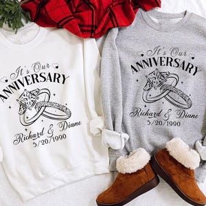 Gepersonaliseerde It&#39;s Our Anniversary-shirt voor stel, aangepaste naam en jubileum shirts stel, shirt jubileum stel, huwelijkscadeau voor stel