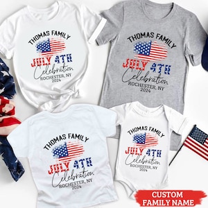 K&ouml;nnte beinhalten: Ein Set aus vier wei&szlig;en T-Shirts mit einem rot-wei&szlig;-blauen amerikanischen Flaggen-Design. Die Shirts tragen den Aufdruck "Thomas Family July 4th Celebration Rochester, NY 2024".